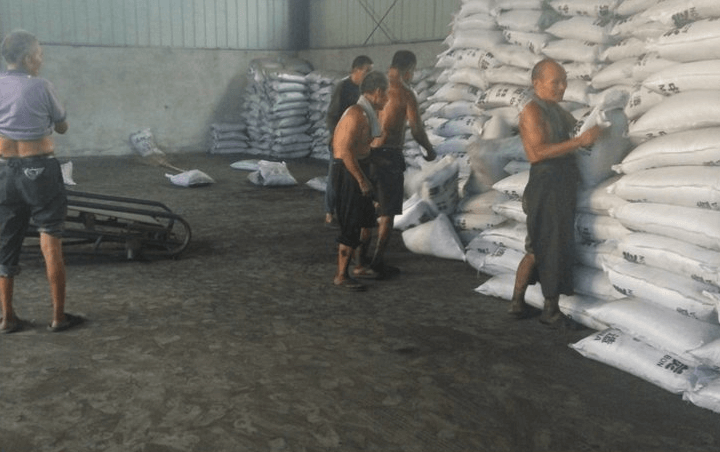 工人們把木質(zhì)<a href=http://wd888.cn/zzhxt/ target=_blank class=infotextkey>柱狀活性炭</a>裝袋，打包準備發(fā)車