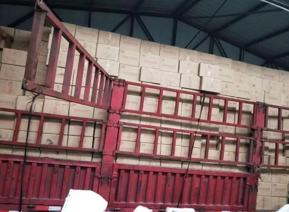 特種<a href=http://wd888.cn/fwzhxt/ target=_blank class=infotextkey>蜂窩活性炭</a>裝車發(fā)貨